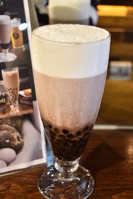 艋舺必訪咖啡座。#iHERE tea & cafe（當地小茶館）。奶茶界的LV松露鮮奶茶。保留日據時期的古式矮房，現代感的室內設計。英國皇室御用伯爵茶，從嘴裡漫延出的獨特茶香。讓人難以忘懷