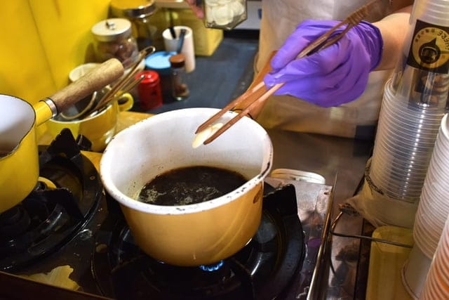 艋舺必訪咖啡座。#iHERE tea & cafe（當地小茶館）。奶茶界的LV松露鮮奶茶。保留日據時期的古式矮房，現代感的室內設計。英國皇室御用伯爵茶，從嘴裡漫延出的獨特茶香。讓人難以忘懷