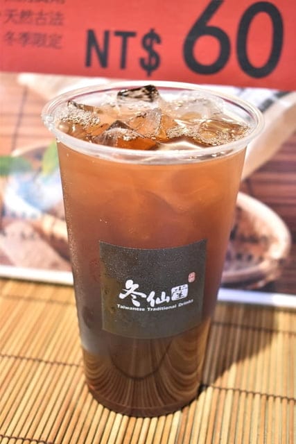 冬仙堂- 艋舺古早茶飲（艋舺店）。原料食材新鮮製成的古早味健康飲品。新鮮冬瓜現刨絲熬煮的冬瓜露。使用洋菜製成的冬瓜凍凝飲，94不一樣