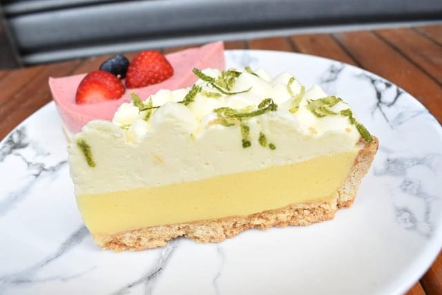 板橋巷弄美食。#宅食。由板娘親自手作的蛋糕，每日限定。堅持新鮮食材，當日現作。建議提前預定喔！
