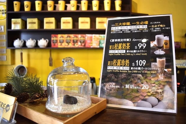 艋舺必訪咖啡座。#iHERE tea & cafe（當地小茶館）。奶茶界的LV松露鮮奶茶。保留日據時期的古式矮房，現代感的室內設計。英國皇室御用伯爵茶，從嘴裡漫延出的獨特茶香。讓人難以忘懷