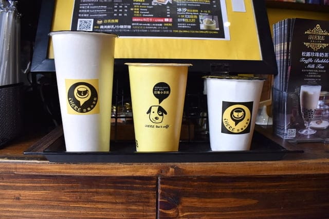 艋舺必訪咖啡座。#iHERE tea & cafe（當地小茶館）。奶茶界的LV松露鮮奶茶。保留日據時期的古式矮房，現代感的室內設計。英國皇室御用伯爵茶，從嘴裡漫延出的獨特茶香。讓人難以忘懷