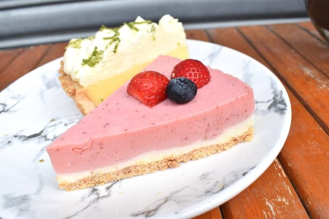 板橋巷弄美食。#宅食。由板娘親自手作的蛋糕，每日限定。堅持新鮮食材，當日現作。建議提前預定喔！