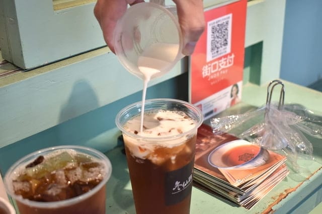 冬仙堂- 艋舺古早茶飲（艋舺店）。原料食材新鮮製成的古早味健康飲品。新鮮冬瓜現刨絲熬煮的冬瓜露。使用洋菜製成的冬瓜凍凝飲，94不一樣