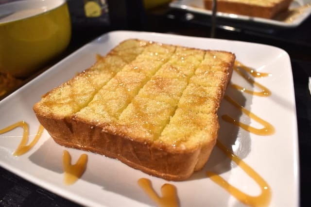 艋舺必訪咖啡座。#iHERE tea & cafe（當地小茶館）。奶茶界的LV松露鮮奶茶。保留日據時期的古式矮房，現代感的室內設計。英國皇室御用伯爵茶，從嘴裡漫延出的獨特茶香。讓人難以忘懷