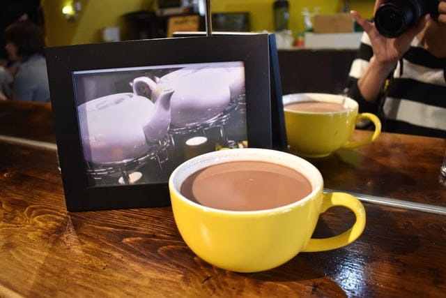 艋舺必訪咖啡座。#iHERE tea & cafe（當地小茶館）。奶茶界的LV松露鮮奶茶。保留日據時期的古式矮房，現代感的室內設計。英國皇室御用伯爵茶，從嘴裡漫延出的獨特茶香。讓人難以忘懷