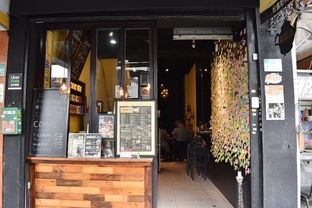 艋舺必訪咖啡座。#iHERE tea & cafe（當地小茶館）。奶茶界的LV松露鮮奶茶。保留日據時期的古式矮房，現代感的室內設計。英國皇室御用伯爵茶，從嘴裡漫延出的獨特茶香。讓人難以忘懷