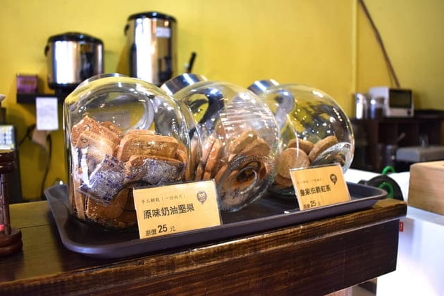 艋舺必訪咖啡座。#iHERE tea & cafe（當地小茶館）。奶茶界的LV松露鮮奶茶。保留日據時期的古式矮房，現代感的室內設計。英國皇室御用伯爵茶，從嘴裡漫延出的獨特茶香。讓人難以忘懷
