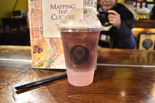 艋舺必訪咖啡座。#iHERE tea & cafe（當地小茶館）。奶茶界的LV松露鮮奶茶。保留日據時期的古式矮房，現代感的室內設計。英國皇室御用伯爵茶，從嘴裡漫延出的獨特茶香。讓人難以忘懷