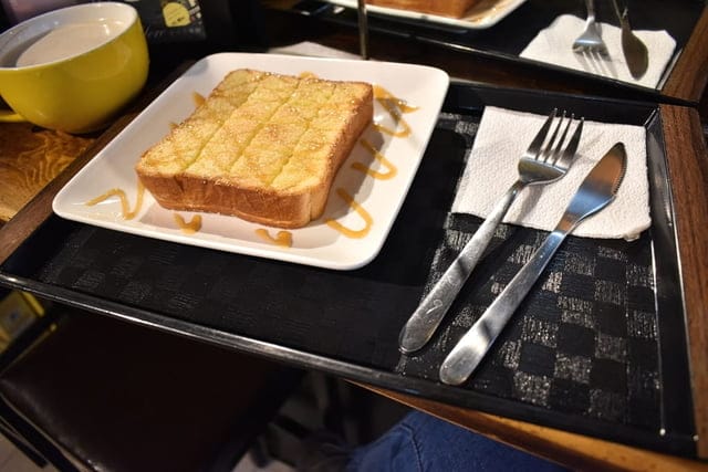 艋舺必訪咖啡座。#iHERE tea & cafe（當地小茶館）。奶茶界的LV松露鮮奶茶。保留日據時期的古式矮房，現代感的室內設計。英國皇室御用伯爵茶，從嘴裡漫延出的獨特茶香。讓人難以忘懷