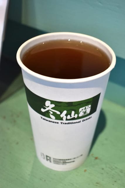 冬仙堂- 艋舺古早茶飲（艋舺店）。原料食材新鮮製成的古早味健康飲品。新鮮冬瓜現刨絲熬煮的冬瓜露。使用洋菜製成的冬瓜凍凝飲，94不一樣