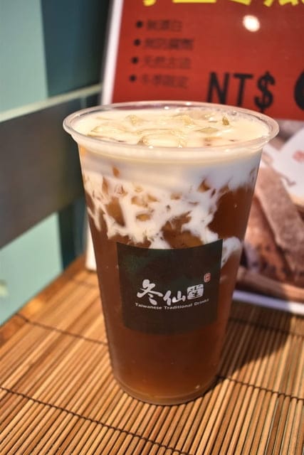 冬仙堂- 艋舺古早茶飲（艋舺店）。原料食材新鮮製成的古早味健康飲品。新鮮冬瓜現刨絲熬煮的冬瓜露。使用洋菜製成的冬瓜凍凝飲，94不一樣