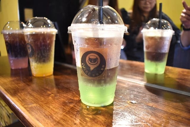 艋舺必訪咖啡座。#iHERE tea & cafe（當地小茶館）。奶茶界的LV松露鮮奶茶。保留日據時期的古式矮房，現代感的室內設計。英國皇室御用伯爵茶，從嘴裡漫延出的獨特茶香。讓人難以忘懷