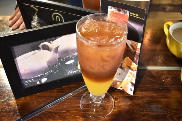 艋舺必訪咖啡座。#iHERE tea & cafe（當地小茶館）。奶茶界的LV松露鮮奶茶。保留日據時期的古式矮房，現代感的室內設計。英國皇室御用伯爵茶，從嘴裡漫延出的獨特茶香。讓人難以忘懷