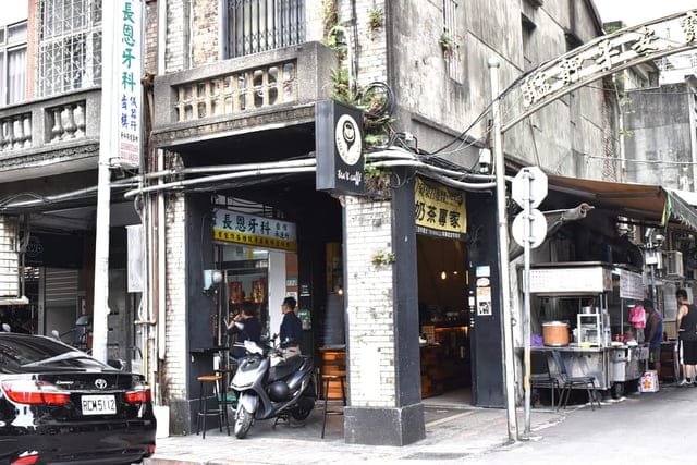 艋舺必訪咖啡座。#iHERE tea & cafe（當地小茶館）。奶茶界的LV松露鮮奶茶。保留日據時期的古式矮房，現代感的室內設計。英國皇室御用伯爵茶，從嘴裡漫延出的獨特茶香。讓人難以忘懷
