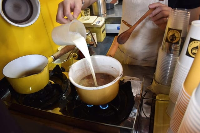 艋舺必訪咖啡座。#iHERE tea & cafe（當地小茶館）。奶茶界的LV松露鮮奶茶。保留日據時期的古式矮房，現代感的室內設計。英國皇室御用伯爵茶，從嘴裡漫延出的獨特茶香。讓人難以忘懷