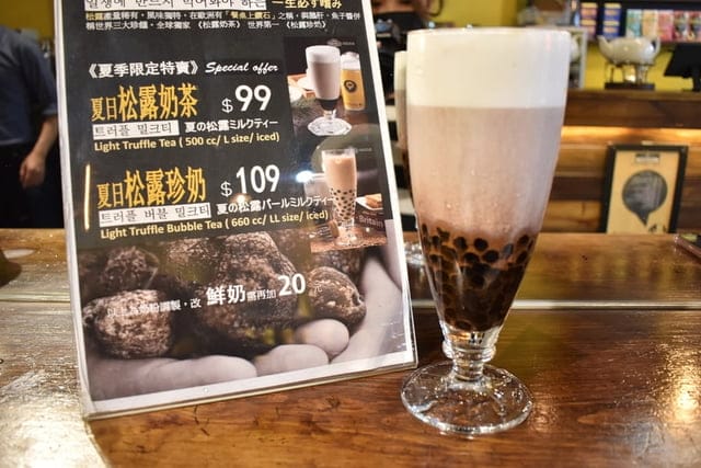 艋舺必訪咖啡座。#iHERE tea & cafe（當地小茶館）。奶茶界的LV松露鮮奶茶。保留日據時期的古式矮房，現代感的室內設計。英國皇室御用伯爵茶，從嘴裡漫延出的獨特茶香。讓人難以忘懷