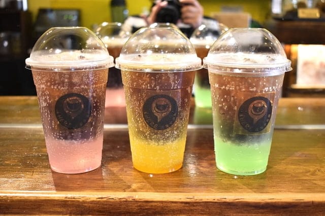 艋舺必訪咖啡座。#iHERE tea & cafe（當地小茶館）。奶茶界的LV松露鮮奶茶。保留日據時期的古式矮房，現代感的室內設計。英國皇室御用伯爵茶，從嘴裡漫延出的獨特茶香。讓人難以忘懷