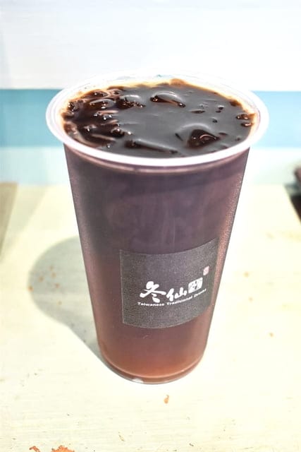 冬仙堂- 艋舺古早茶飲（艋舺店）。原料食材新鮮製成的古早味健康飲品。新鮮冬瓜現刨絲熬煮的冬瓜露。使用洋菜製成的冬瓜凍凝飲，94不一樣