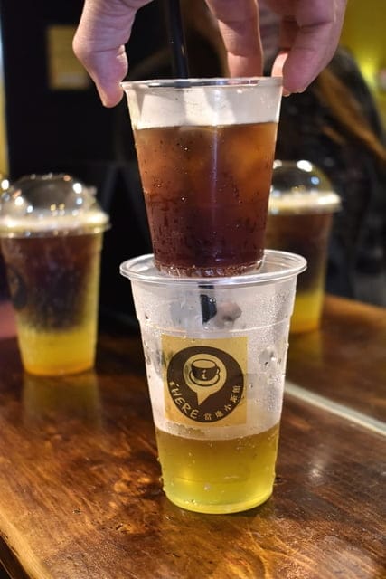 艋舺必訪咖啡座。#iHERE tea & cafe（當地小茶館）。奶茶界的LV松露鮮奶茶。保留日據時期的古式矮房，現代感的室內設計。英國皇室御用伯爵茶，從嘴裡漫延出的獨特茶香。讓人難以忘懷
