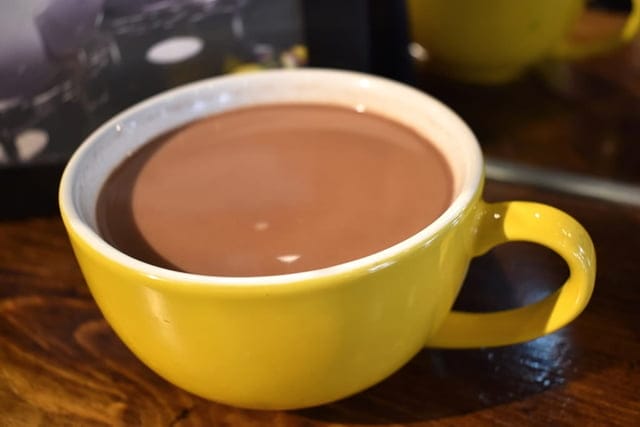艋舺必訪咖啡座。#iHERE tea & cafe（當地小茶館）。奶茶界的LV松露鮮奶茶。保留日據時期的古式矮房，現代感的室內設計。英國皇室御用伯爵茶，從嘴裡漫延出的獨特茶香。讓人難以忘懷
