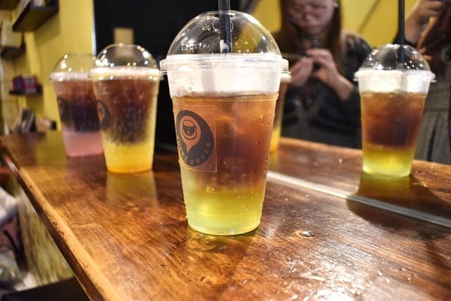 艋舺必訪咖啡座。#iHERE tea & cafe（當地小茶館）。奶茶界的LV松露鮮奶茶。保留日據時期的古式矮房，現代感的室內設計。英國皇室御用伯爵茶，從嘴裡漫延出的獨特茶香。讓人難以忘懷