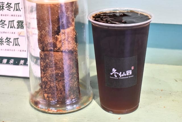 冬仙堂- 艋舺古早茶飲（艋舺店）。原料食材新鮮製成的古早味健康飲品。新鮮冬瓜現刨絲熬煮的冬瓜露。使用洋菜製成的冬瓜凍凝飲，94不一樣