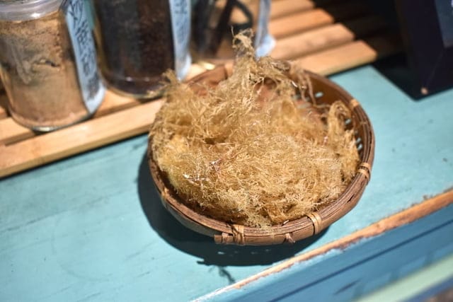冬仙堂- 艋舺古早茶飲（艋舺店）。原料食材新鮮製成的古早味健康飲品。新鮮冬瓜現刨絲熬煮的冬瓜露。使用洋菜製成的冬瓜凍凝飲，94不一樣