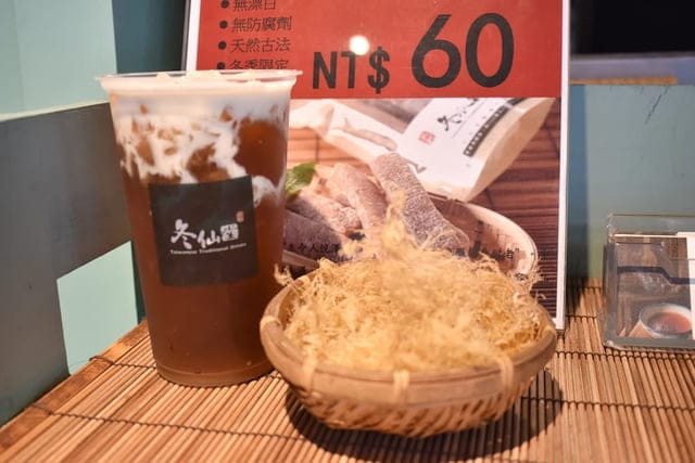 冬仙堂- 艋舺古早茶飲（艋舺店）。原料食材新鮮製成的古早味健康飲品。新鮮冬瓜現刨絲熬煮的冬瓜露。使用洋菜製成的冬瓜凍凝飲，94不一樣