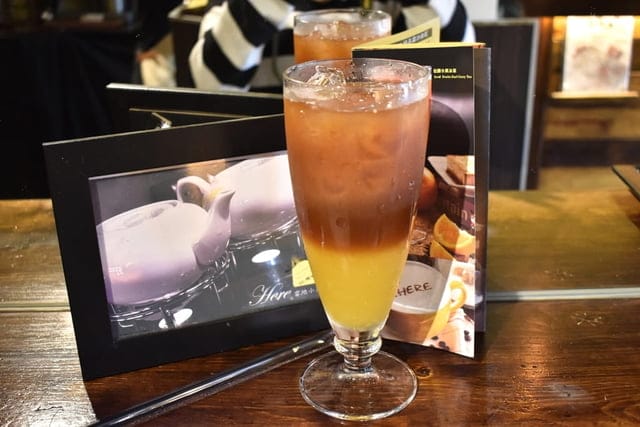 艋舺必訪咖啡座。#iHERE tea & cafe（當地小茶館）。奶茶界的LV松露鮮奶茶。保留日據時期的古式矮房，現代感的室內設計。英國皇室御用伯爵茶，從嘴裡漫延出的獨特茶香。讓人難以忘懷