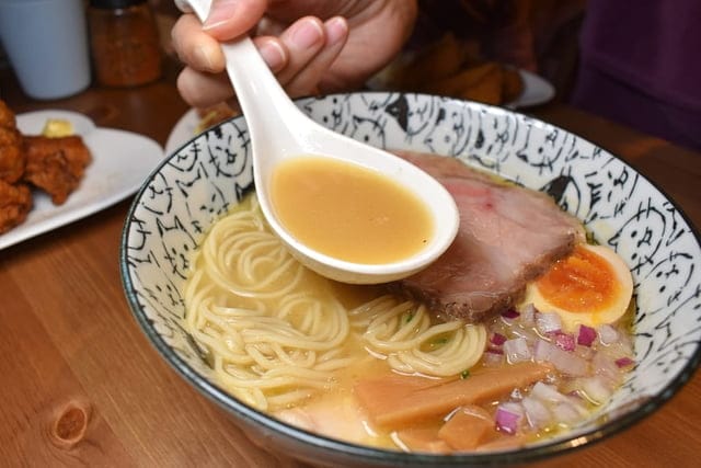 新店拉麵。海貓亭 うみねこ亭。新店平價日式拉麵推薦。近新店捷運站步行約10分鐘。可以順便來過碧潭遊