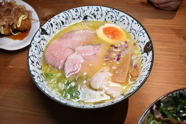 新店拉麵。海貓亭 うみねこ亭。新店平價日式拉麵推薦。近新店捷運站步行約10分鐘。可以順便來過碧潭遊