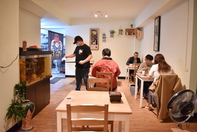 新店拉麵。海貓亭 うみねこ亭。新店平價日式拉麵推薦。近新店捷運站步行約10分鐘。可以順便來過碧潭遊
