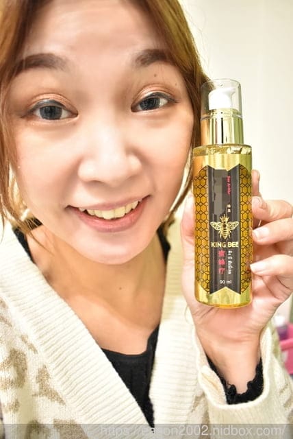 源自於泰國的【KINGBEE】女王蜂毒舒緩凝膠。舒緩肌肉不適、解除壓力、舒緩痠痛。使用後肌膚乾爽，不殘留油膩感。也可當沁涼感的按摩油，按摩久站易發酸的小腿