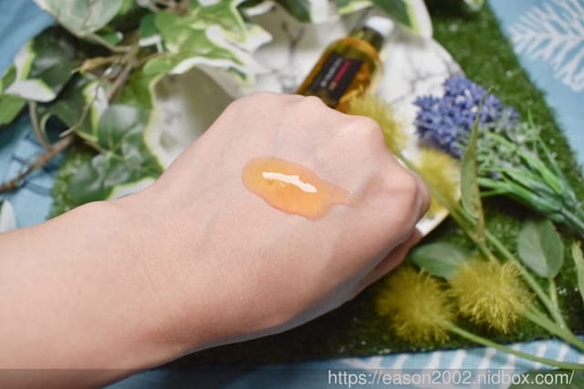 源自於泰國的【KINGBEE】女王蜂毒舒緩凝膠。舒緩肌肉不適、解除壓力、舒緩痠痛。使用後肌膚乾爽，不殘留油膩感。也可當沁涼感的按摩油，按摩久站易發酸的小腿
