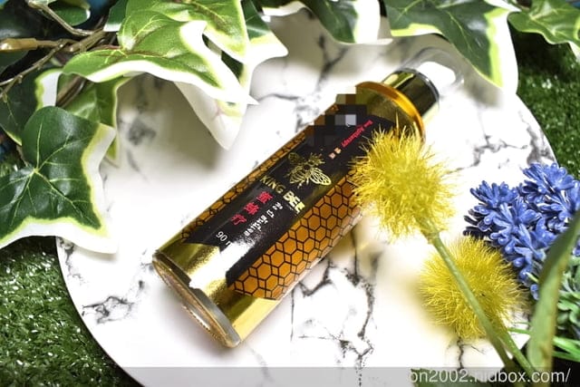 源自於泰國的【KINGBEE】女王蜂毒舒緩凝膠。舒緩肌肉不適、解除壓力、舒緩痠痛。使用後肌膚乾爽，不殘留油膩感。也可當沁涼感的按摩油，按摩久站易發酸的小腿