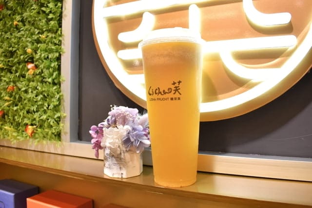 永和美食。近永安市場捷運站。Licha 芙 #禮采芙-永安市場店。全新天然口味上市（菓然梨不開），就愛這天然無添加化學成分的手搖飲品。聯名冰淇淋品牌－塔拉朵，北海道生乳酪、法芙娜巧克力、峨嵋抹茶
