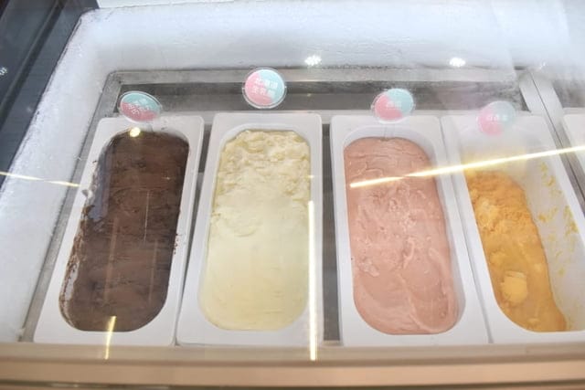 永和美食。近永安市場捷運站。Licha 芙 #禮采芙-永安市場店。全新天然口味上市（菓然梨不開），就愛這天然無添加化學成分的手搖飲品。聯名冰淇淋品牌－塔拉朵，北海道生乳酪、法芙娜巧克力、峨嵋抹茶