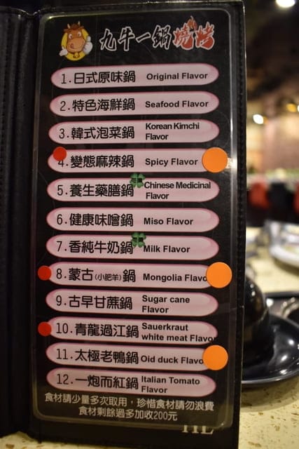 台中美食。九牛一鍋 燒烤（吃到飽）。芭比公主，超吸睛。旋轉食材，想吃什麼，拿什麼。自助吧無限量供應。提供499、699、899元三種不同肉品、海鮮類可選擇