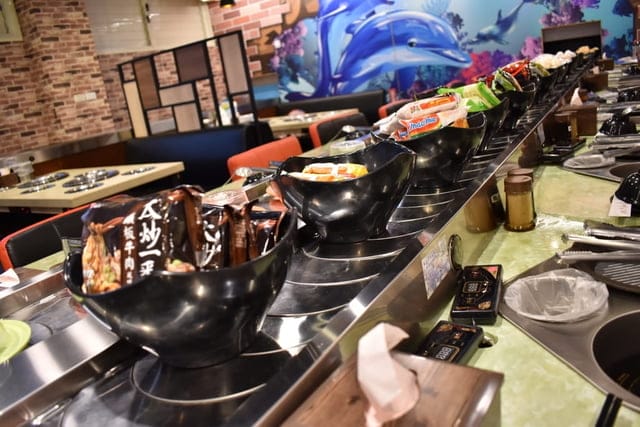 台中美食。九牛一鍋 燒烤（吃到飽）。芭比公主，超吸睛。旋轉食材，想吃什麼，拿什麼。自助吧無限量供應。提供499、699、899元三種不同肉品、海鮮類可選擇