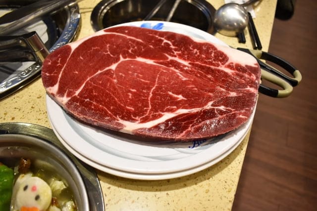 台中美食。九牛一鍋 燒烤（吃到飽）。芭比公主，超吸睛。旋轉食材，想吃什麼，拿什麼。自助吧無限量供應。提供499、699、899元三種不同肉品、海鮮類可選擇