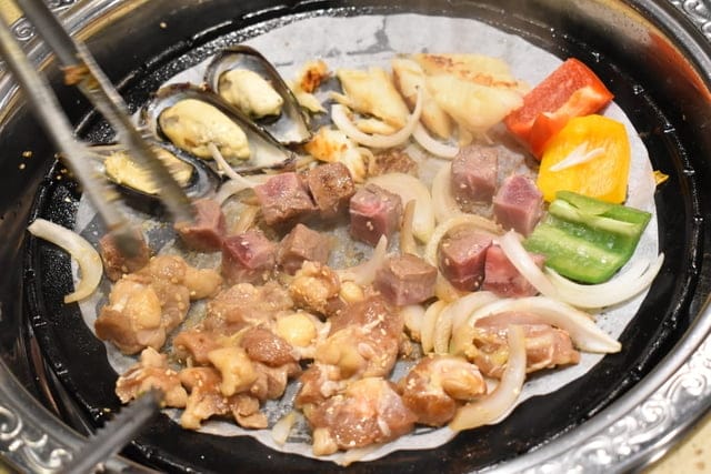 台中美食。九牛一鍋 燒烤（吃到飽）。芭比公主，超吸睛。旋轉食材，想吃什麼，拿什麼。自助吧無限量供應。提供499、699、899元三種不同肉品、海鮮類可選擇