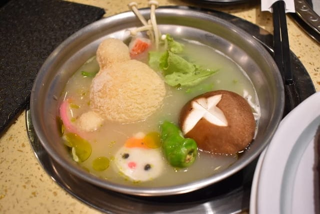 台中美食。九牛一鍋 燒烤（吃到飽）。芭比公主，超吸睛。旋轉食材，想吃什麼，拿什麼。自助吧無限量供應。提供499、699、899元三種不同肉品、海鮮類可選擇