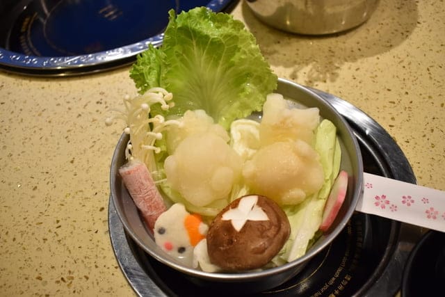 台中美食。九牛一鍋 燒烤（吃到飽）。芭比公主，超吸睛。旋轉食材，想吃什麼，拿什麼。自助吧無限量供應。提供499、699、899元三種不同肉品、海鮮類可選擇