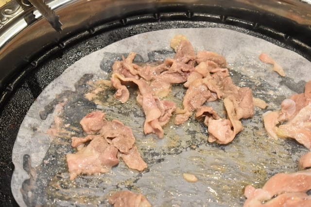 台中美食。九牛一鍋 燒烤（吃到飽）。芭比公主，超吸睛。旋轉食材，想吃什麼，拿什麼。自助吧無限量供應。提供499、699、899元三種不同肉品、海鮮類可選擇