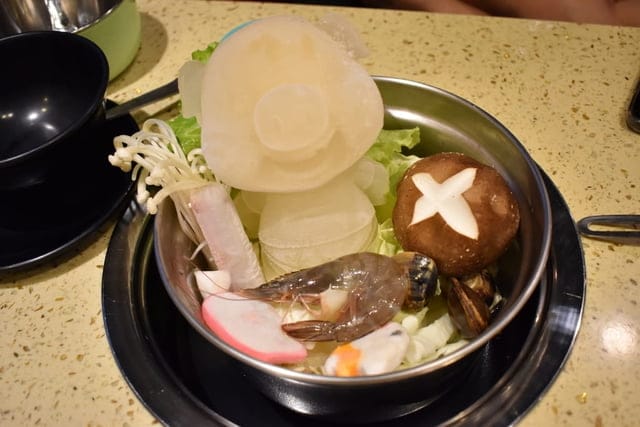 台中美食。九牛一鍋 燒烤（吃到飽）。芭比公主，超吸睛。旋轉食材，想吃什麼，拿什麼。自助吧無限量供應。提供499、699、899元三種不同肉品、海鮮類可選擇