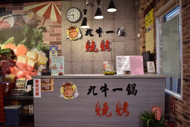 台中美食。九牛一鍋 燒烤（吃到飽）。芭比公主，超吸睛。旋轉食材，想吃什麼，拿什麼。自助吧無限量供應。提供499、699、899元三種不同肉品、海鮮類可選擇