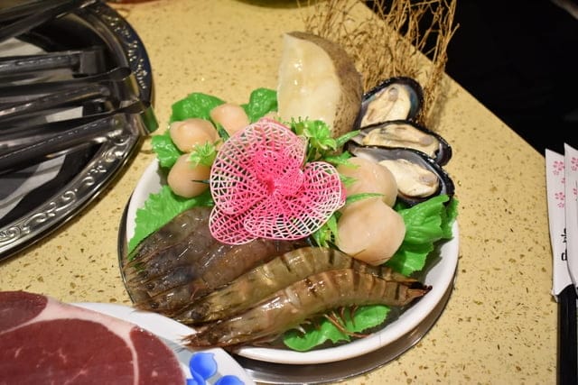 台中美食。九牛一鍋 燒烤（吃到飽）。芭比公主，超吸睛。旋轉食材，想吃什麼，拿什麼。自助吧無限量供應。提供499、699、899元三種不同肉品、海鮮類可選擇