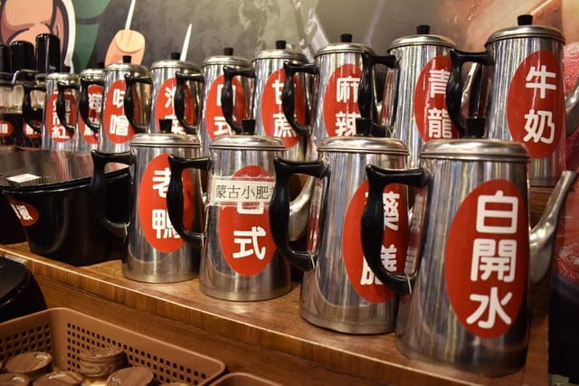 台中美食。九牛一鍋 燒烤（吃到飽）。芭比公主，超吸睛。旋轉食材，想吃什麼，拿什麼。自助吧無限量供應。提供499、699、899元三種不同肉品、海鮮類可選擇