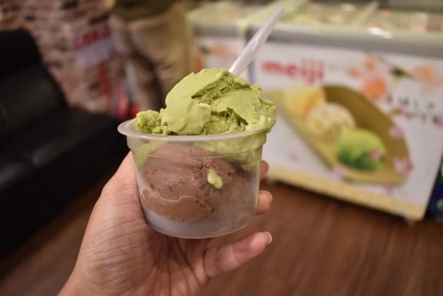台中美食。九牛一鍋 燒烤（吃到飽）。芭比公主，超吸睛。旋轉食材，想吃什麼，拿什麼。自助吧無限量供應。提供499、699、899元三種不同肉品、海鮮類可選擇